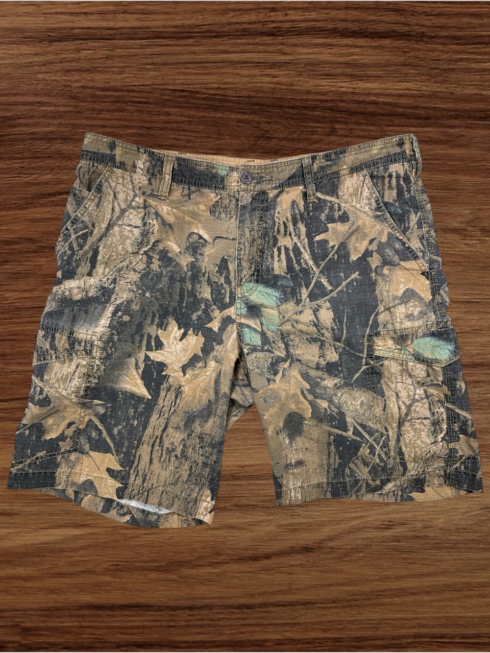Columbia Men’s 10” Camouflage Cargo Shorts. Size 38